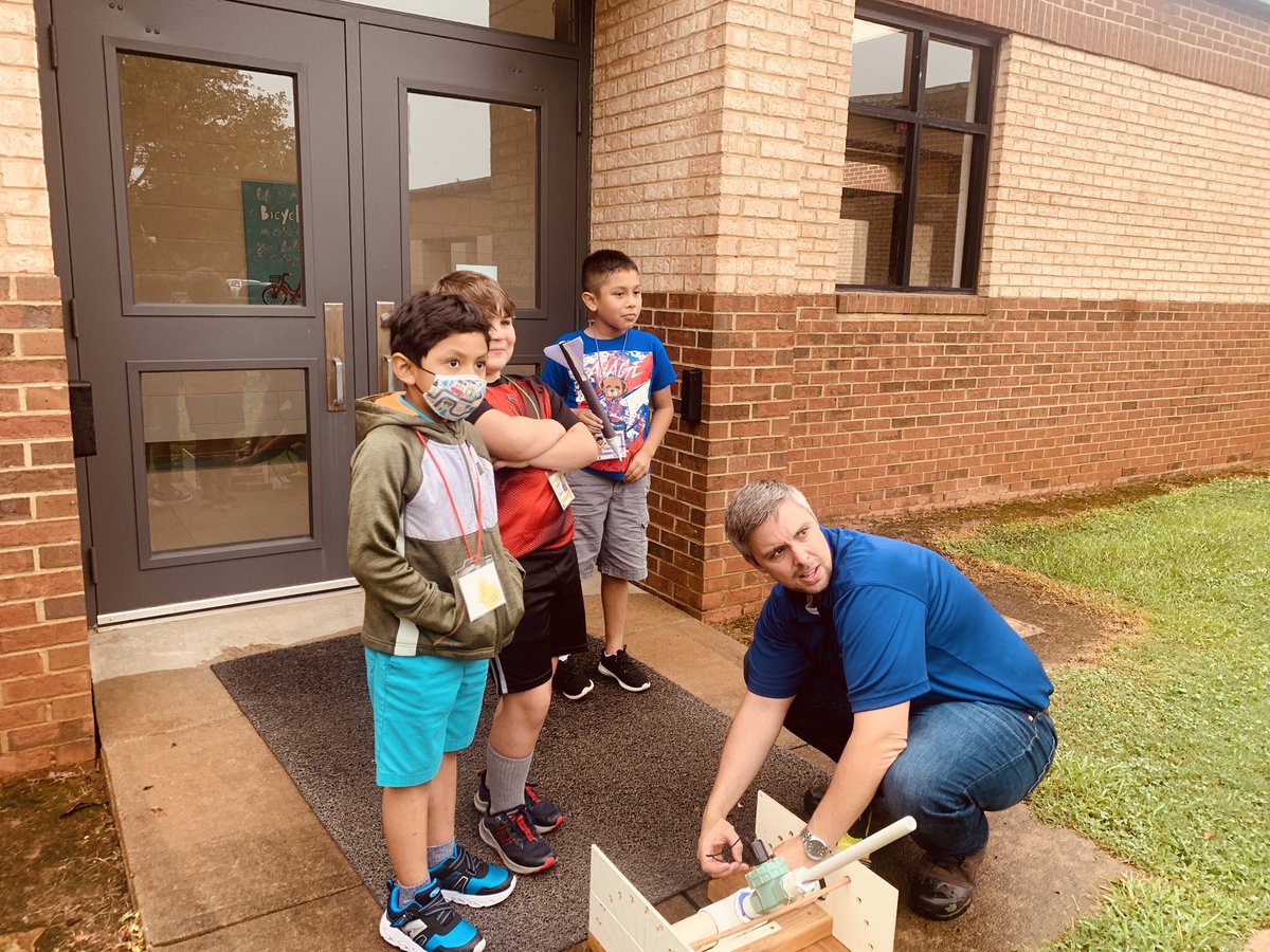BarrowWBL's tweet image. Had a great time teaching our elementary students the Engineering Design Process! Thank you to our Engineering students for their help! @OCS_CTAE @BradleySayers2 @MBES_Eagles #rocketdesign #STEM