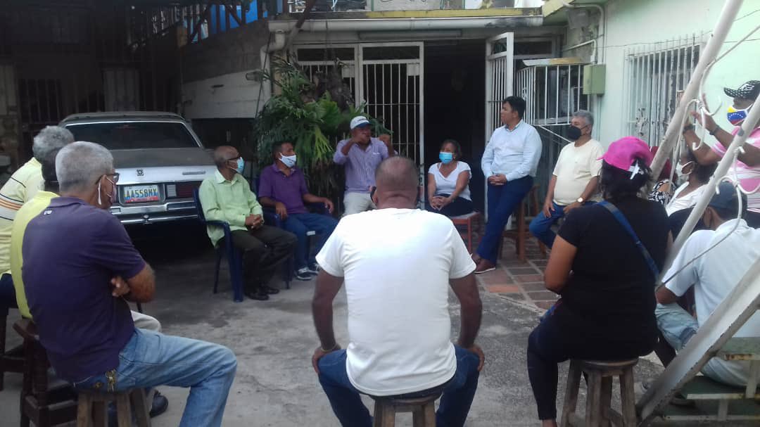 #CARABOBO Nuestro compañero Rafael “Pico” Padrón, junto a los compañeros del Comité Ejecutivo Municipal de Puerto Cabello, encabeza reunión con líderes de la parroquia Juan José Flores. Trabajamos para rescatar la esperanza de nuestros conciudadanos. ¡ADelante!