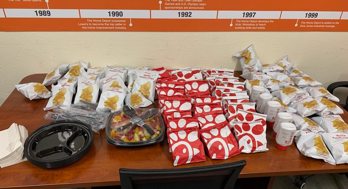 SmithE6621's tweet image. The Return of Late Night Same Page, best way to kick it off is with food and recognition. Thank you D38 for all you do every night. Congrats Suki and Darlene, the bays look amazing. @MikeHubbard5580 @BunthanHD6621 @DeeOps6621 @phelanH82 @RachelUlloa_