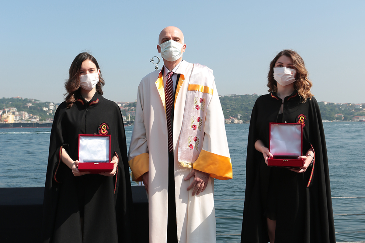 2020-2021 yılı Mühendislik ve Teknoloji Fakültesi ve Endüstri Müh. Bölümü birincisi Suzan Nur Ayaydın ile Bilgisayar Müh. Bölümü birincisi Elif Ece Erdem’in ödülleri, Rektörümüz Prof. Dr. E. Ertuğrul Karsak tarafından verildi.