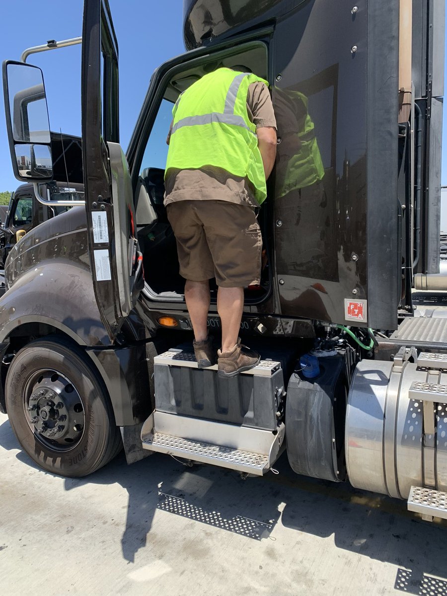 Compton Safety Committee back at it again with 3 points of contact demonstration! @divine2wincom @jhartups @jcingenuik @RobertLJordanB1 @VLazcon @OCFeederUPS @LaMiradafeeder @UPSCerritosFdr @SfecaFeederSfty @SanDiegoFeeder