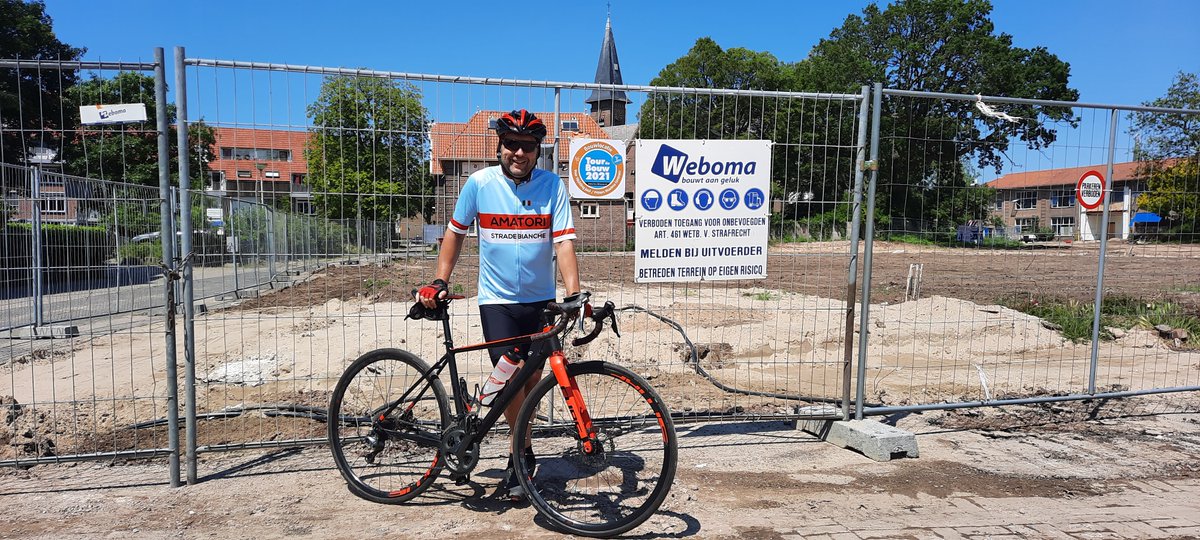 ruudbroch's tweet photo. Over twee weken is het Tour de Bouw. Waarbij donderdag 8 juli onze @Weboma collega's John, Arian, Sander en Michel ruim 150km fietsen voor Stichting Juul &amp; Princes Maxima Centrum.
Steun deze goede doelen in hun strijd tegen kinderkanker en doneer! https://t.co/49JBMhEgtT https://t.co/NsaUvTl6uk