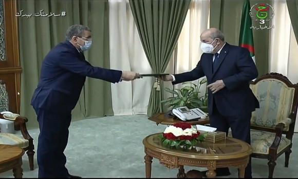 APS_Algerie's tweet photo. #Djerad présente la #démission de son gouvernement au #Président_Tebboune
https://t.co/oHU0X4h3Ju https://t.co/b5TySxzgq8
