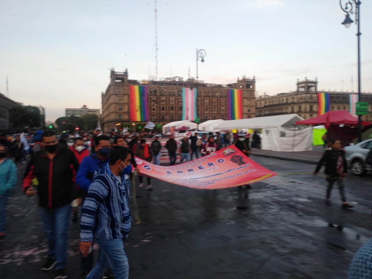 MProdemocratico's tweet photo. ¡Ante la cerrazón, la movilización! Marchan  docentes en la  #CDMX por la defensa de la educación pública,#PagoÍntegroADocentesEventuales  ¡Hasta la Victoria Siempre!
#SEI #MMCRE #CNTE #RUA #UJR  
@SEP_mx  @alfredodelmazo  @delfinagomeza @lopezobrador_  @Ecatepec https://t.co/KvTcRQ3zIW