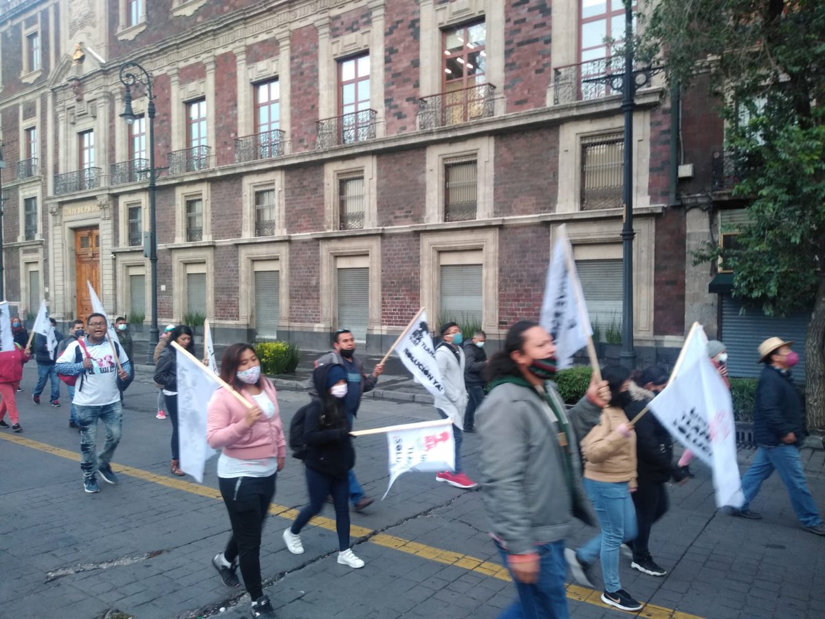MProdemocratico's tweet photo. ¡Ante la cerrazón, la movilización! Marchan  docentes en la  #CDMX por la defensa de la educación pública,#PagoÍntegroADocentesEventuales  ¡Hasta la Victoria Siempre!
#SEI #MMCRE #CNTE #RUA #UJR  
@SEP_mx  @alfredodelmazo  @delfinagomeza @lopezobrador_  @Ecatepec https://t.co/KvTcRQ3zIW