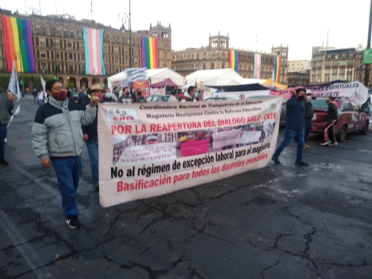 MProdemocratico's tweet photo. SE INSTALA EL PLANTÓN EN EL ZÓCALO #CDMX ¡La Lucha magisterial vive! #ReconocimientoIPCES #PagoÍntegroADocentesEventuales  #CNTE #MMCRE #SEI #RUA #UJR @Edomex @delfinagomeza @Ecatepec @DGENedomex @alfredodelmazo https://t.co/ow8vPYyXmC