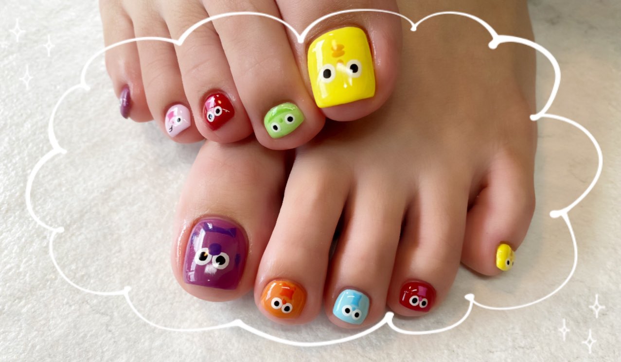 さならんこ ガンガンに伸びたフットネイルをスクリーマーズちゃんに どの指にどの子を置くかはインスピレーション𐤔𐤔𐤔 サンダル履くのが楽しみ キスマイ キスマイネイル スクリーマーズネイル 北山宏光 藤ヶ谷太輔 玉森裕太