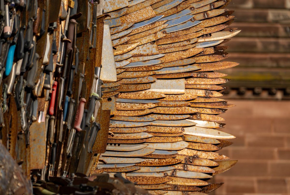 BritishIronwork's tweet photo. Every Blade on the Knife Angel was welded one by one, these weapons were surrendered to Police Forces across the UK.
Incredibly, made from 100,000 knives!
Each knife used, is a life saved
#savealife #surrenderyourknife.
Currently on display at Hereford Cathedral https://t.co/wp2K0hnOh5