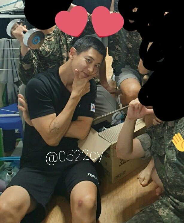 __exo_gram_'s tweet photo. What everyone see👇
What I see😢❤️
#EXO #exol #CHANYEOL #realpcy #kpop https://t.co/7XEcta7IKM