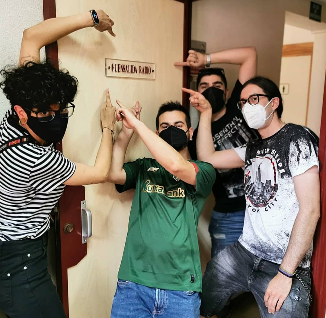 Fotillos que salieron de la entrevista en Fuensalida Radio 📸 Además, nuestra vocalista estuvo hablando también vía telefónica en Radio Torrijos 📻 Aquí abajo os dejamos el enlace a ambas! 

Fuensalida ⬇️
fb.watch/6jm1Wmpw6C/ 

Torrijos ⬇️
go.ivoox.com/rf/71582011