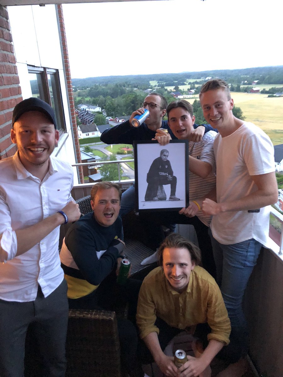 SBSpodkast's tweet photo. Slik så det ut da opprykket ble feiret for 11 måneder siden. Førstkommende helg tar @Navjord23 turen tilbake til Sandefjord, noe som naturligvis betyr at vi skal spille inn en ny episode! 

Vi ønsker oss som alltid lytterspørsmål fra dere!🎙⚽️ #SBSpodkast https://t.co/c1CrfEF05U