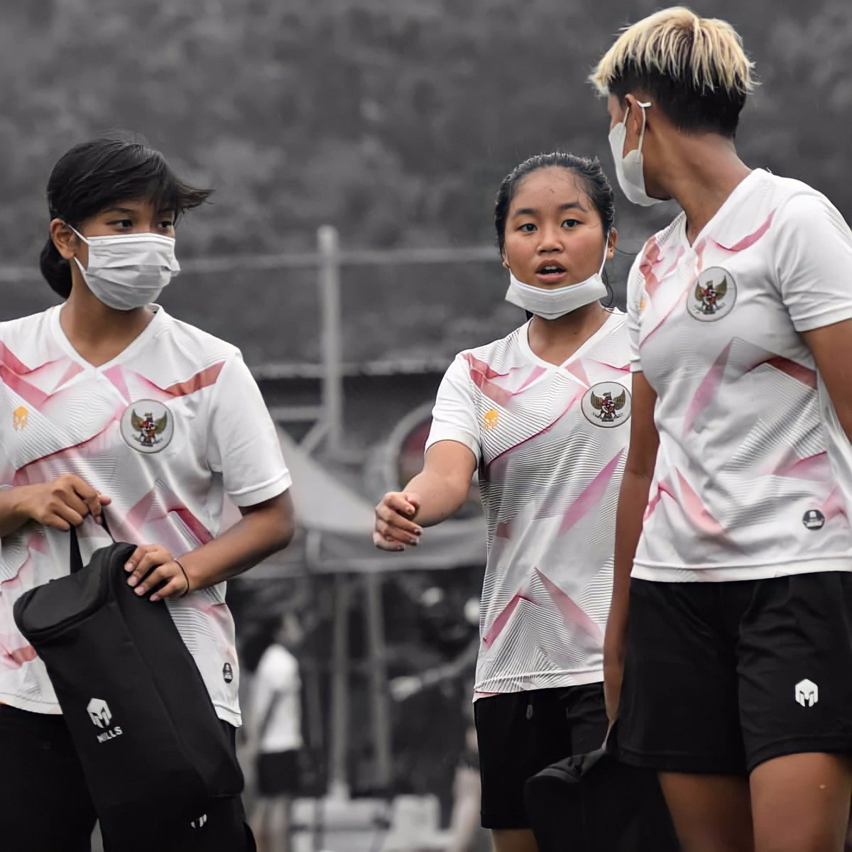 Shevaimutt's tweet photo. Latihan perdana Sheva Imut bersama Timnas Wanita Indonesia ๐ฎ๐ฉ
Unjuk yang terbaik, Idola!๐ฅ
#fanssevaimutt10 #semutfans #timnasputri
๐ธ: @kaukusanakgawang & @pssi https://t.co/QZnQHjudAY
