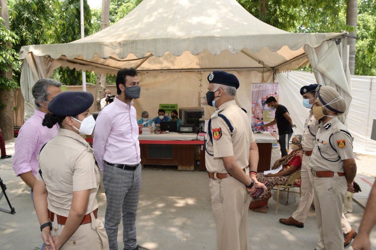 CPDelhi's tweet photo. कोविड से बचाव हेतु दिल्ली पुलिस द्वारा 18 वर्ष से अधिक आयु के दिल्ली पुलिस परिवार सदस्य को टीकाकरण के लिए 05 केन्द्र स्थापित किये गये हैं I एक केन्द्र प्राइमस अस्पताल में है जहाँ पर बड़ी संख्या में पुलिस परिवार सदस्यों को लाभ उठाते हुए देख मुझे ख़ुशी हुई @HMOIndia @PMOIndia https://t.co/hvP835nzrY