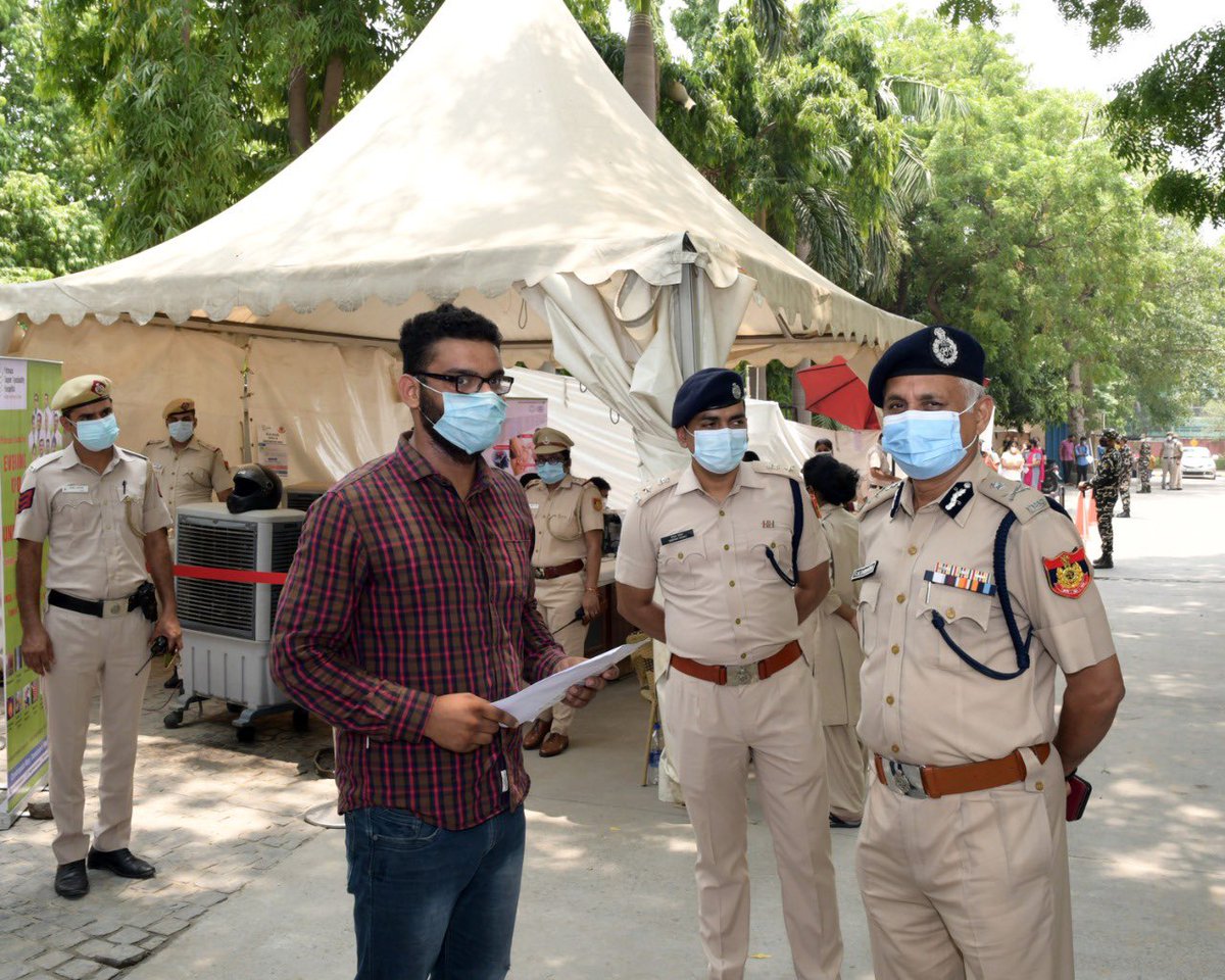 CPDelhi's tweet photo. कोविड से बचाव हेतु दिल्ली पुलिस द्वारा 18 वर्ष से अधिक आयु के दिल्ली पुलिस परिवार सदस्य को टीकाकरण के लिए 05 केन्द्र स्थापित किये गये हैं I एक केन्द्र प्राइमस अस्पताल में है जहाँ पर बड़ी संख्या में पुलिस परिवार सदस्यों को लाभ उठाते हुए देख मुझे ख़ुशी हुई @HMOIndia @PMOIndia https://t.co/hvP835nzrY