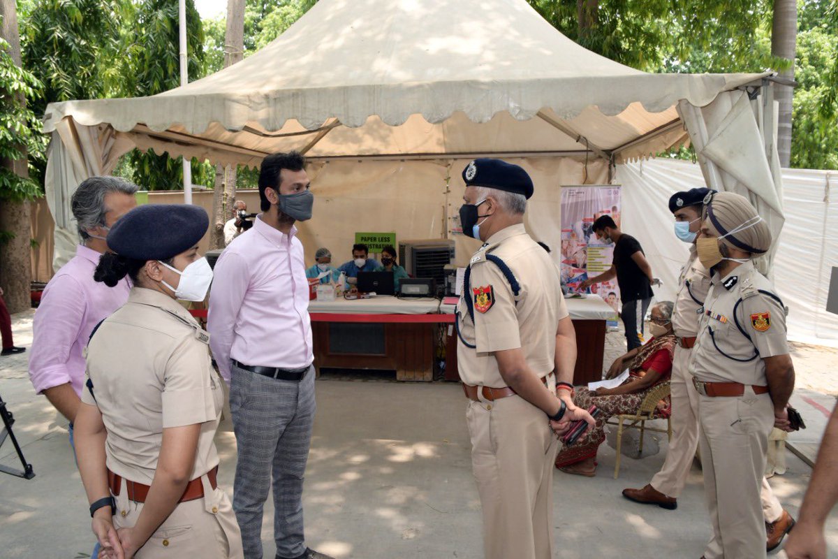 CPDelhi's tweet photo. कोविड से बचाव हेतु दिल्ली पुलिस द्वारा 18 वर्ष से अधिक आयु के दिल्ली पुलिस परिवार सदस्य को टीकाकरण के लिए 05 केन्द्र स्थापित किये गये हैं I एक केन्द्र प्राइमस अस्पताल में है जहाँ पर बड़ी संख्या में पुलिस परिवार सदस्यों को लाभ उठाते हुए देख मुझे ख़ुशी हुई @HMOIndia @PMOIndia https://t.co/hvP835nzrY