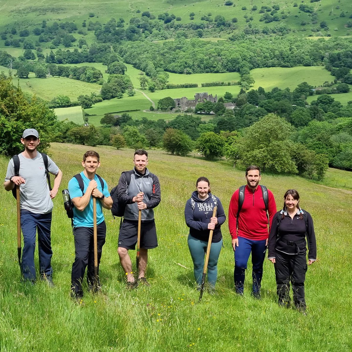 twhard's tweet photo. Bit of a change of scenery in work this week, volunteering in the #BreconBeaconsnationalpark with #TeamISG https://t.co/CqAGsugLXo