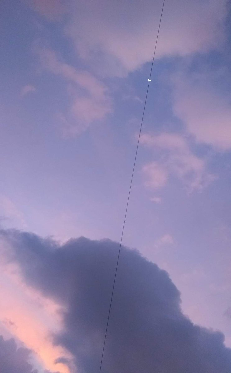 Madhumathi_Inks's tweet photo. The crescent moon became a pendant...😇
As it was gliding through the string of the dusk, my heart glided along in rhythm and peace, gratitude flowing from the soul in total surrender to Nature... 
#Selenophile #Moon #Dusk #hues #evenings #NaturePhotography #Muse #Pendant https://t.co/GHRC7aXLqf