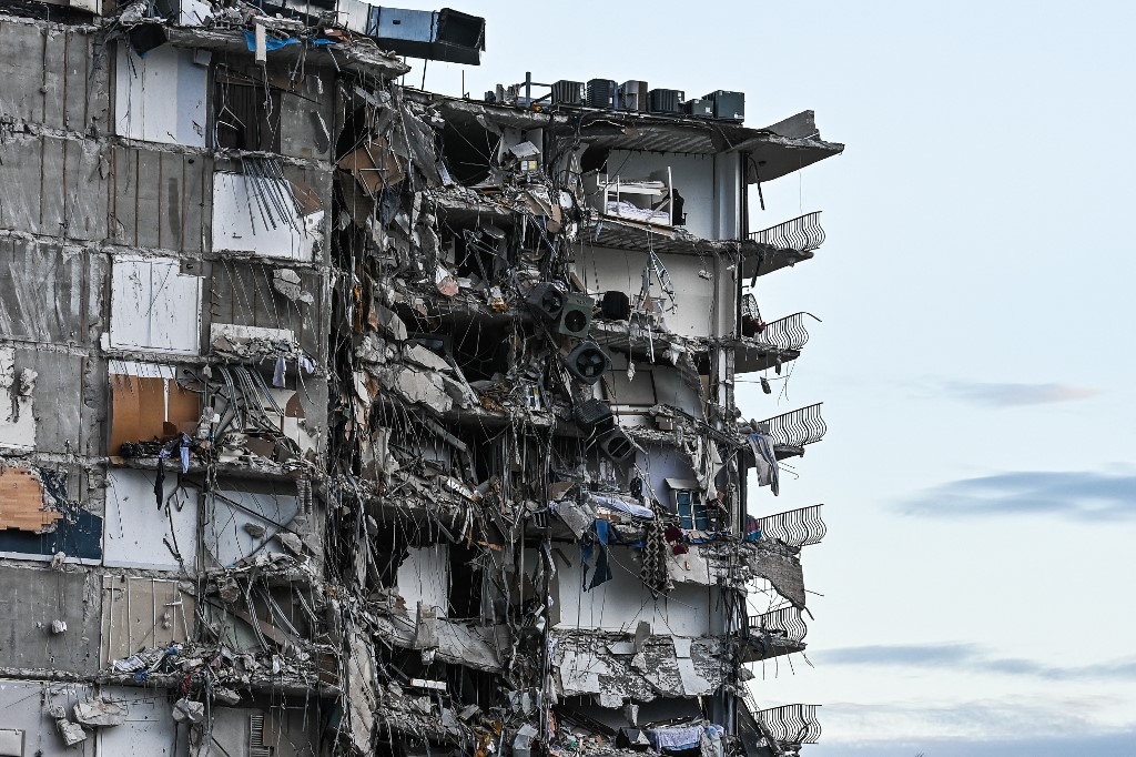 VPITV's tweet photo. #ÚLTIMAHORA | La madrugada de este jueves se derrumbó parte de un edificio residencial al norte de Miami Beach, hecho que dejó al menos un fallecido y varias personas heridas #24Jun https://t.co/BQUiD7x5zo