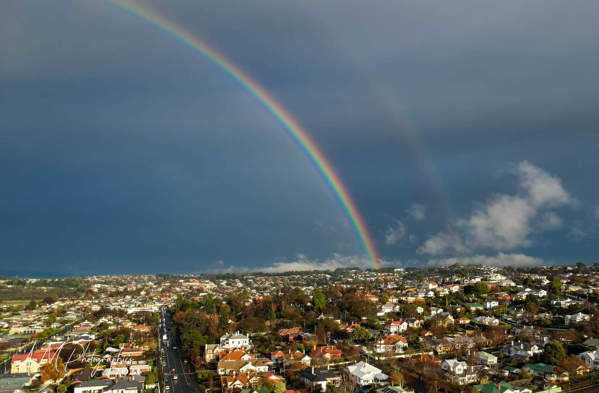 AMPhotographyAU's tweet photo. An amazing Rainbow over my home town #launceston @BOM_Tas this afternoon https://t.co/k53pMyv5sK
