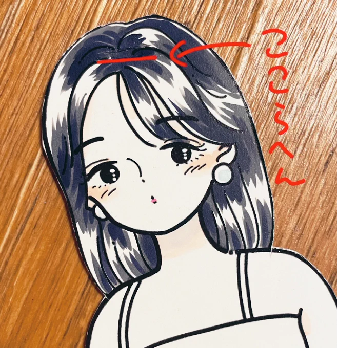 着せ替え萌音ちゃんのヘアバンドの切り込み位置、私はミスって2回カッター入れてしまったのですが、たぶんこの辺に入れるのが収まり良いと思います。ご参考になれば...🤲 