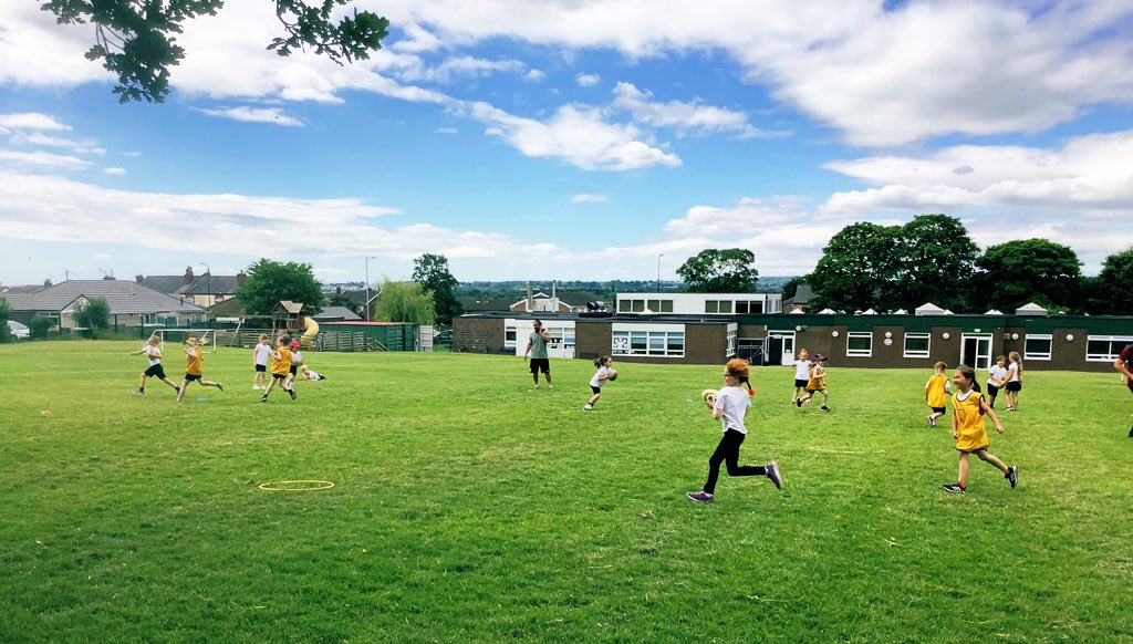 MrsAMrsM's tweet photo. Last week @thomas_leuluai came to visit our class to speak to us about New Zealand and also teach us some rugby skills. We found out lots of information for our current geography topic and I think the smiles on our faces shows how much fun we had. @WiganWarriorsCF https://t.co/7r4fK4en1P