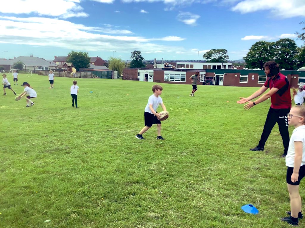 MrsAMrsM's tweet photo. Last week @thomas_leuluai came to visit our class to speak to us about New Zealand and also teach us some rugby skills. We found out lots of information for our current geography topic and I think the smiles on our faces shows how much fun we had. @WiganWarriorsCF https://t.co/7r4fK4en1P