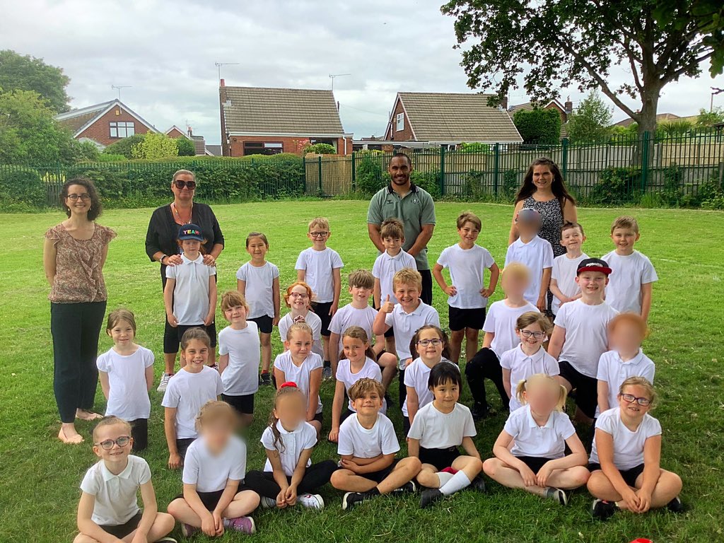 MrsAMrsM's tweet photo. Last week @thomas_leuluai came to visit our class to speak to us about New Zealand and also teach us some rugby skills. We found out lots of information for our current geography topic and I think the smiles on our faces shows how much fun we had. @WiganWarriorsCF https://t.co/7r4fK4en1P