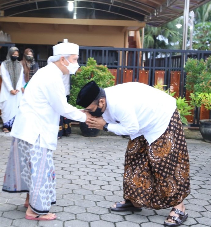 YaqutCQoumas's tweet photo. Bersilaturahmi dan sosialisasi terkait prokes ibadah hari raya Islam yang tertuang di SE 15 tahun 2021 di Kabupaten Purworejo.

Sore ini saya sowan Romo Kyai H Achmad Chalwani Berjan dan KH Mahfudz Khakim Maron Purworejo. https://t.co/pfEc9JcHkW