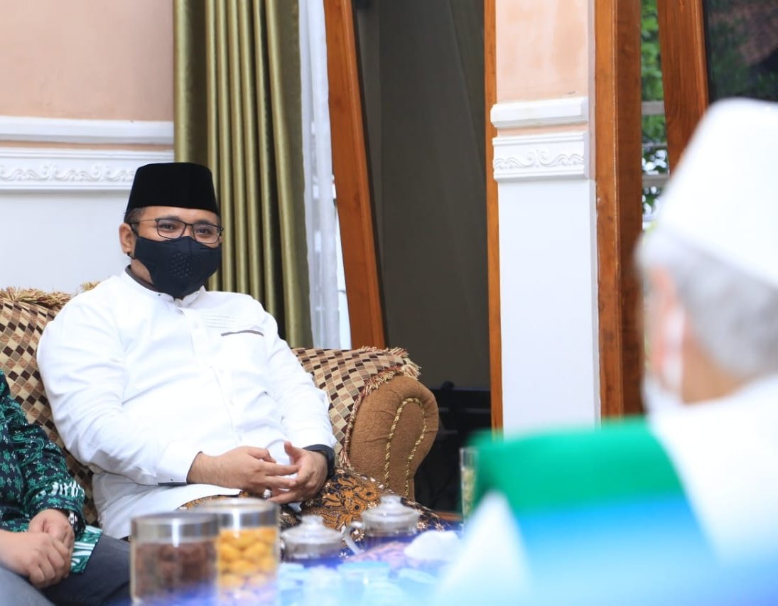 YaqutCQoumas's tweet photo. Bersilaturahmi dan sosialisasi terkait prokes ibadah hari raya Islam yang tertuang di SE 15 tahun 2021 di Kabupaten Purworejo.

Sore ini saya sowan Romo Kyai H Achmad Chalwani Berjan dan KH Mahfudz Khakim Maron Purworejo. https://t.co/pfEc9JcHkW