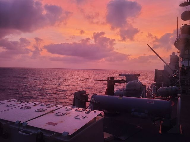RoyalCanNavy's tweet image. Sunrise and sunset in the Indian Ocean as seen through the eyes of #HMCSCalgary ☀️

📷: S1 Michael Sladic