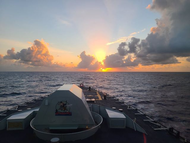 RoyalCanNavy's tweet image. Sunrise and sunset in the Indian Ocean as seen through the eyes of #HMCSCalgary ☀️

📷: S1 Michael Sladic