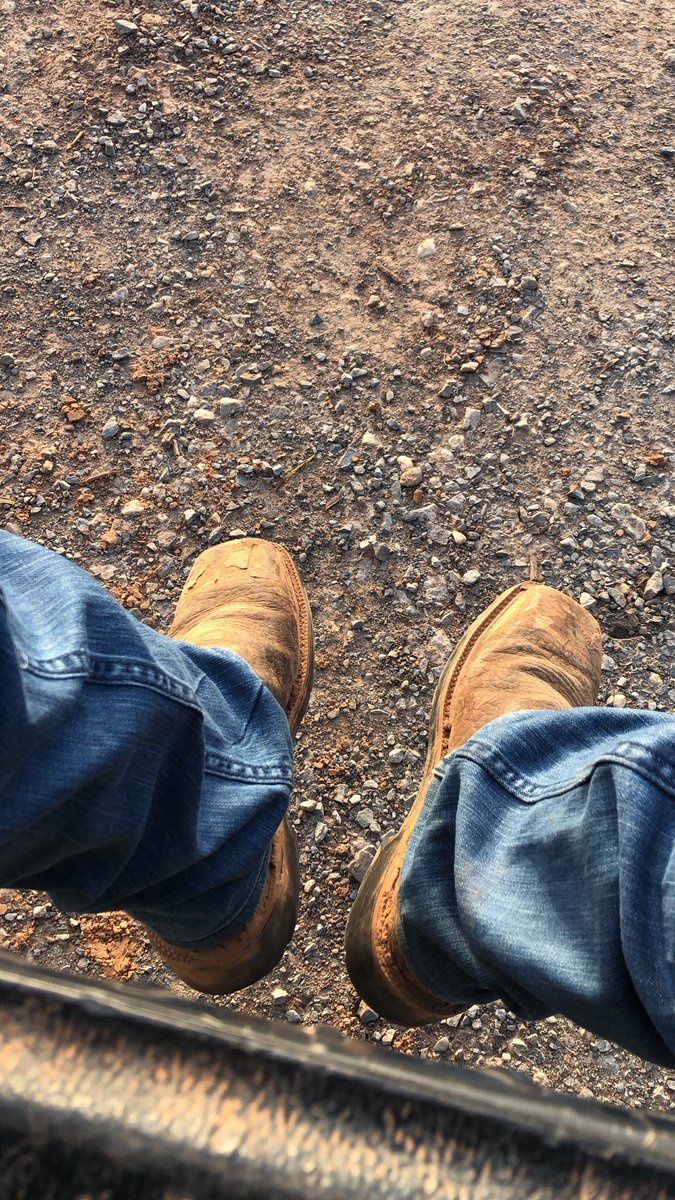 ronymata1239's tweet photo. Feels good making more than teachers finna slap a rack on they desk whenever we go back in to school 🤣 https://t.co/aeox8y777m