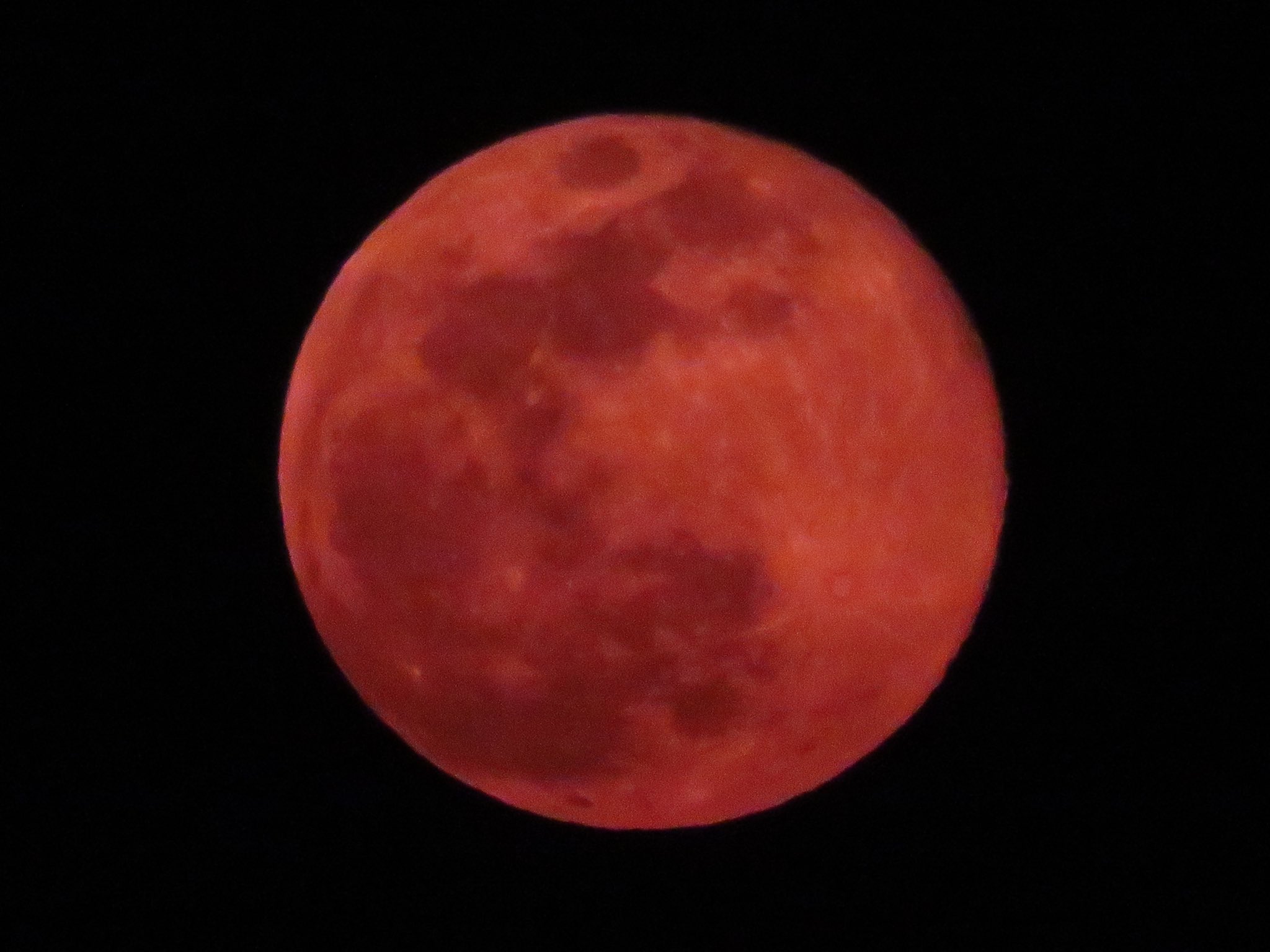 荒木健太郎 6月の満月はストロベリームーンと呼ばれる事があります 赤いからではなく 元来アメリカでのイチゴ収穫期 6月 の満月という意味です 赤い月は大気層を通る月光がレイリー散乱の影響を受けたもので 月の高度が低いと大体いつも見られます