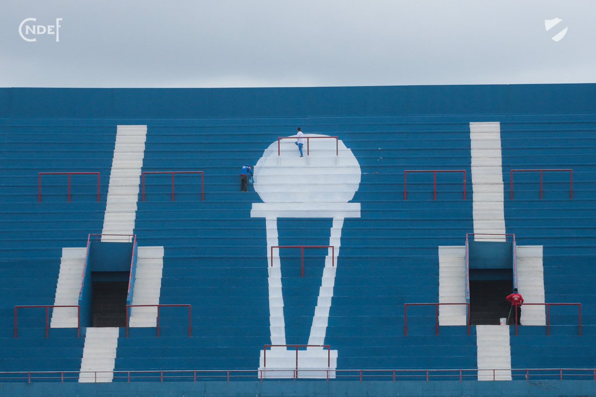 Lo llenan los hinchas. 
Lo pintan los hinchas.