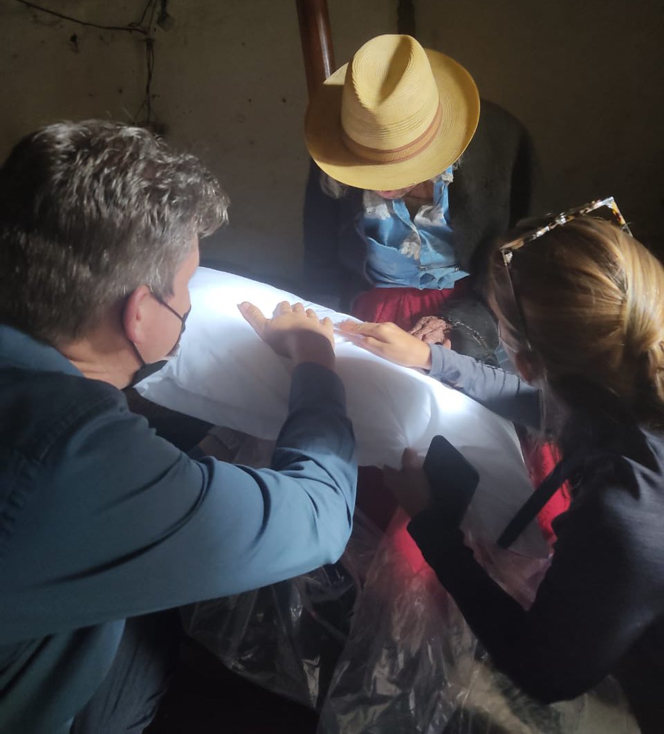 DHumanoEc's tweet photo. [#Azuay] El #EquipoMIES y la Fundación Manitos en Acción atendieron a familias en situación de vulnerabilidad, en el cantón #Oña 📍. Entregamos alimentos 🥣, ropa 👖, insumos de aseo🧴 y colchones 🛏. ¡La gestión en equipo, da resultados! 

#JuntosLoLogramos 🇪🇨 https://t.co/bC00wMAplR