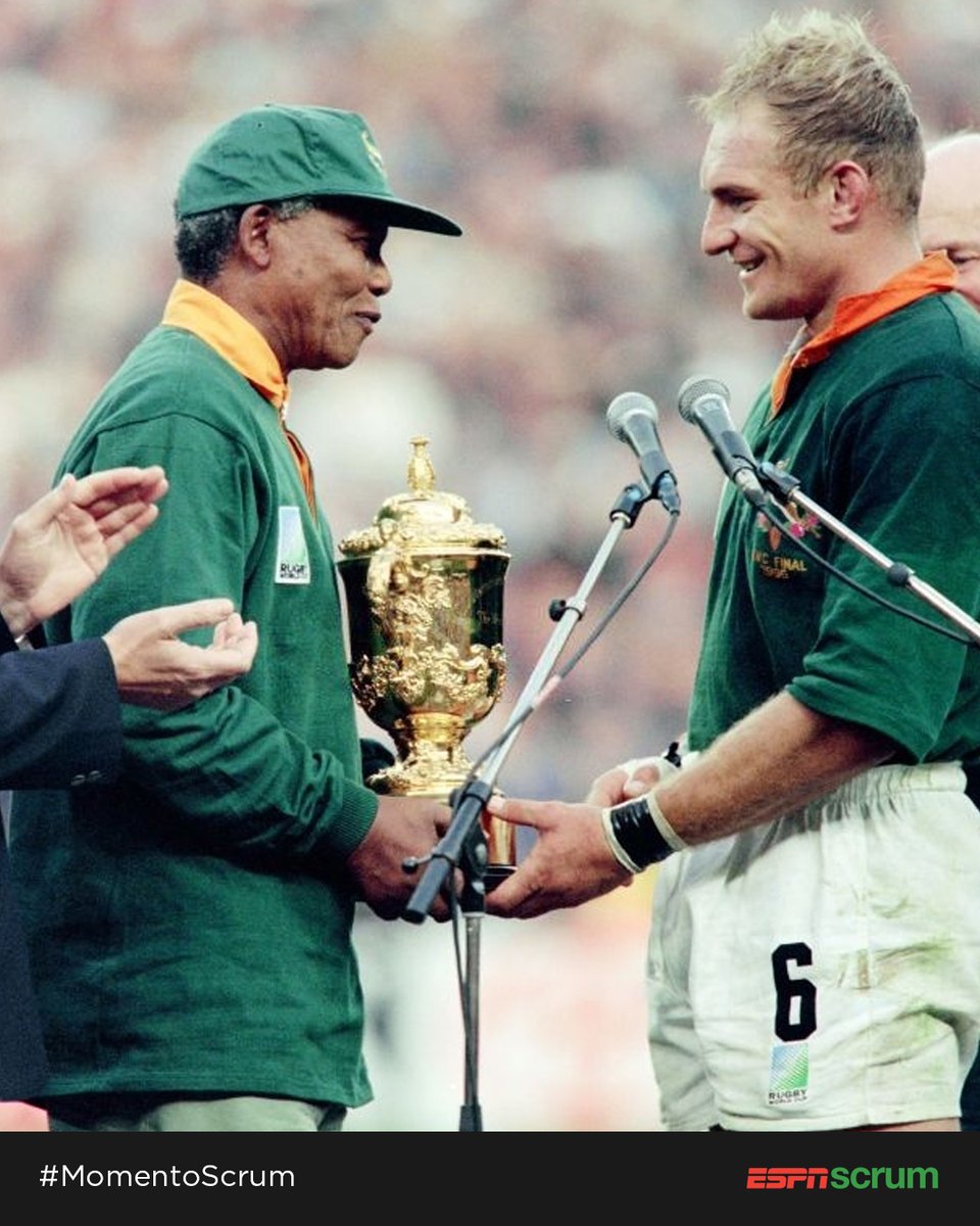 ScrumESPN's tweet photo. 🇿🇦🏆 A 25 años de la consagración de #Sudáfrica en la #RWC1995. Los @Springboks derrotaron 15-12 a #NuevaZelanda en tiempo suplementario, todos los puntos los marcó Joel #Stransky. Nelson #Mandela le entregó la copa al capitán, Francois #Pienaar.
#MomentoScrum https://t.co/zUgUpnRvS1