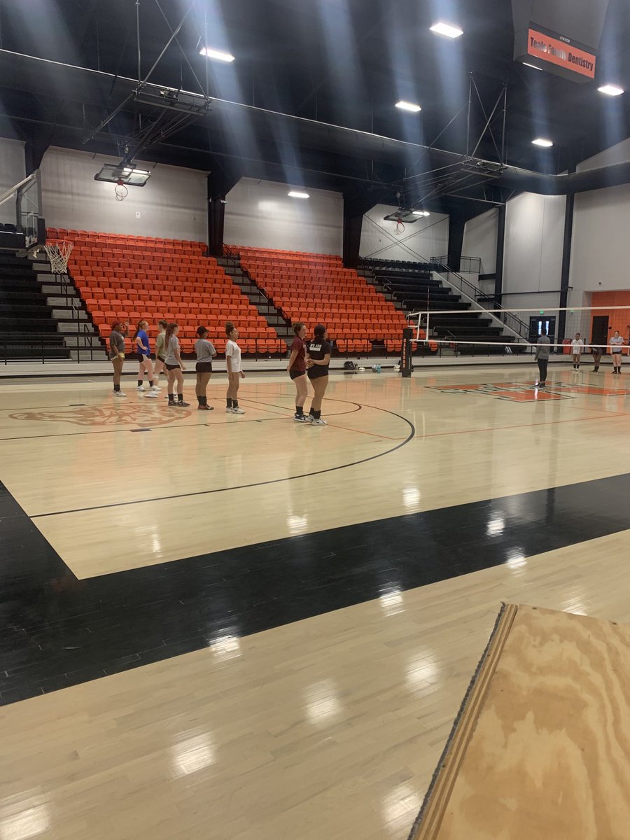 MalvernVolleyba's tweet photo. Lady leopards working hard this morning. Skills camp https://t.co/KZiVwxjxyx