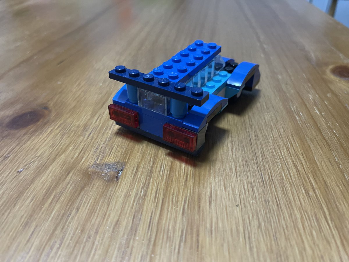 legobuilder_jr's tweet image. これも確かレゴクラシックのデフォルトの作り方説明書に掲載されてたものだけれど、幾分かオリジナルにカスタムされている模様。珍しくクルマなのに目玉がないLoL #LEGO #レゴ