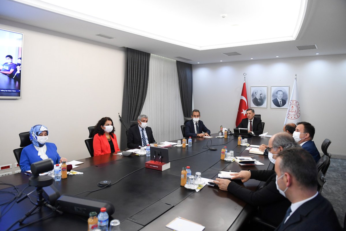 Mesleki Eğitimde 1000 Okul projemiz kapsamında, 92 güzel sanatlar lisemizin öğrencileri, “estetik duyarlıkları artırmak, ilgi ve heyecanlara yön vermek” çabamıza destek olarak 7000 mesleki ve teknik liseli akranına gönüllü sanat eğitimi verdi.

Müthişsiniz gençler, var olun! 👏🏽