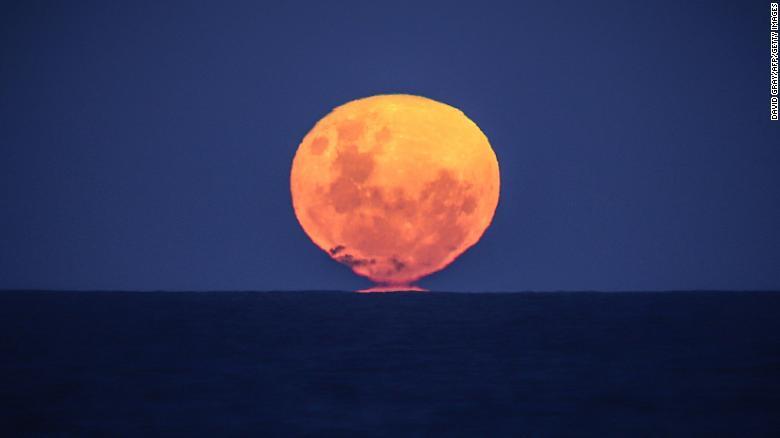 CNNweather's tweet photo. Catch the last super-moon of 2021 rising Thursday night - the 'strawberry' full moon. https://t.co/gmHU4A0HWz https://t.co/nISmt2isNe
