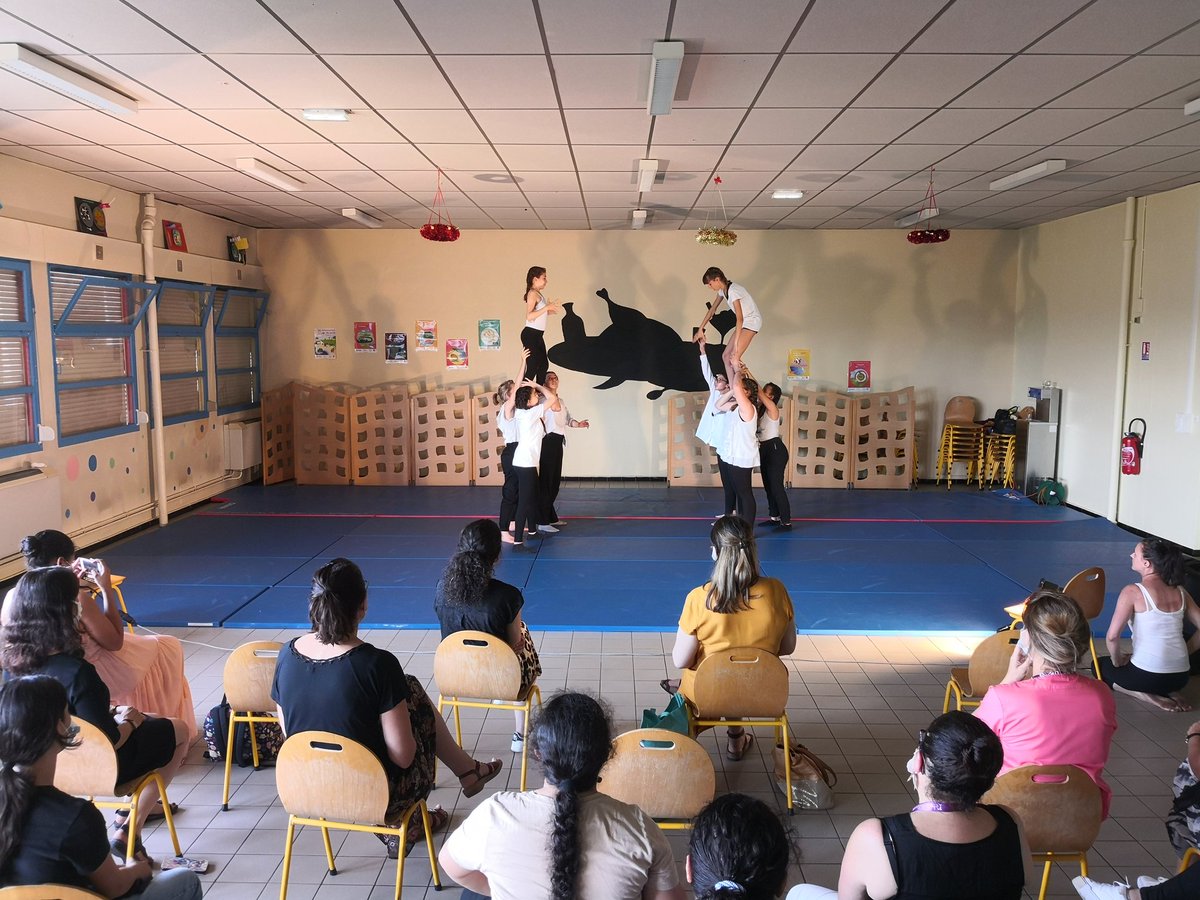 Spectacle du club Acrosport devant les parents, élèves copains et les professeurs. Superbe engagement et implication de nos élèves. Un grand merci aux deux professeures impliquées pour leur investissement. <a href="/acbesancon/">Académie de Besançon</a> <a href="/Doubscd25/">Doubs</a>