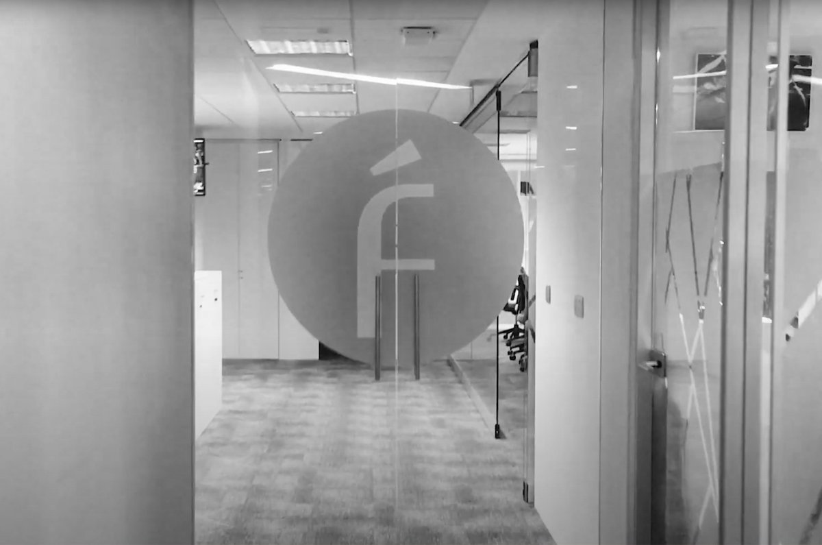 ACASspain's tweet photo. رابطة الناشرين بمدريد @EditoresMadrid تمنح جائزة Antonio de Sancha  لمؤسسة @Fundeu لدعم جهودها في قطاع النشر من خلال المراجعة الصحيحة للغة الإسبانية , باعتبارها ثاني مرجع رسمي للغة الإسبانية بعد الأكاديمية الملكية الإسبانية @RAEinforma https://t.co/Wx0favS235