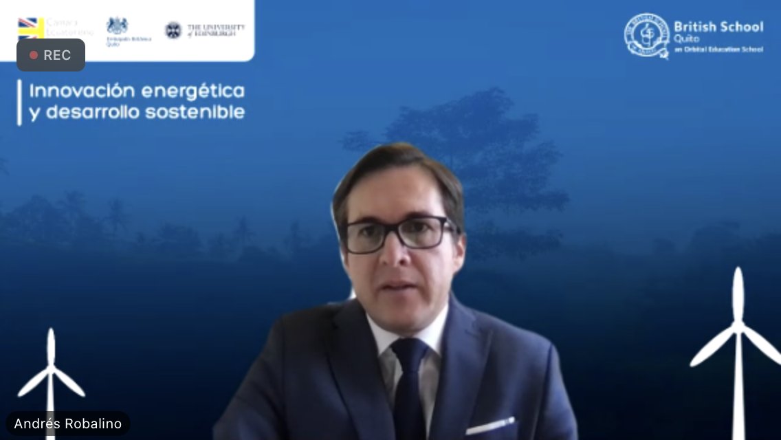 EnergiaHablemos's tweet photo. @arovalino, Director Ejecutivo de @BSQSocial dio la bienvenida al 2ndo día del #ForoEnergetico de la @CamaraEcuBrit. Invitó y agradeció a todos el esfuerzo para lograr construir proyectos como el #Galapagos Living Lab, a tratarse durante la jornada. 
 
#BritchamEnergy #EnergiaEc https://t.co/NkrATzifDI