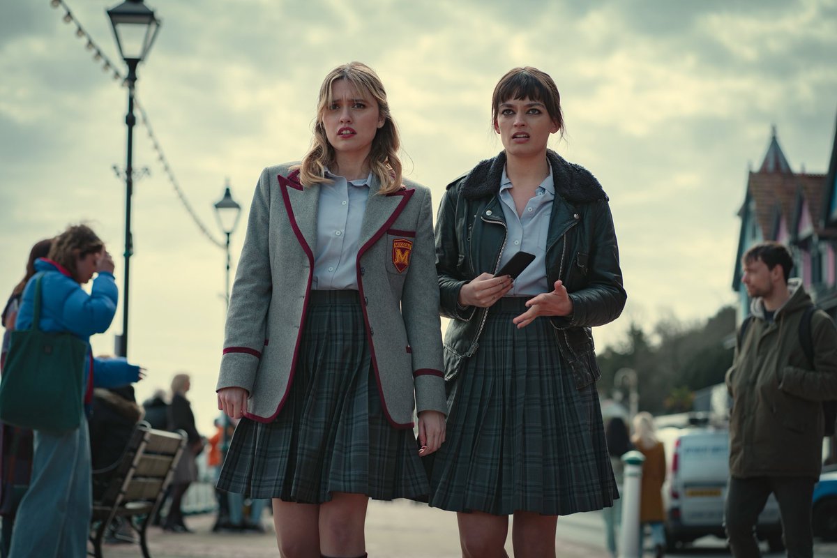 Revanthj7's tweet photo. BREAKING: Global smash hit show #SexEducation is returning for season 3, September 17th. 

Here are the first look images. https://t.co/pEqNTpHcLW
