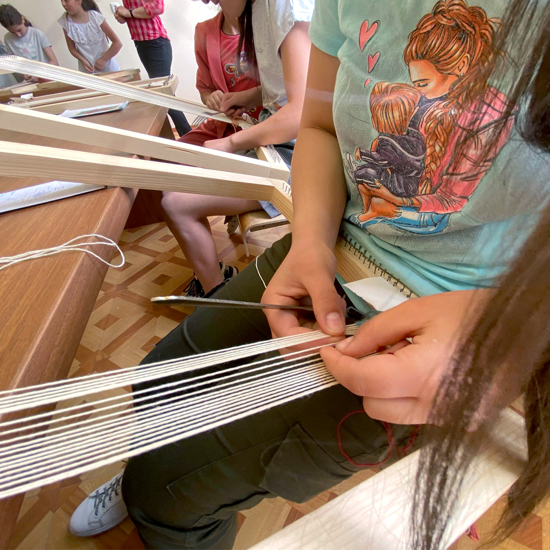 TeachForArmenia's tweet photo. ๐งถ Our #TeacherLeader, Tatev Tadevosyan's #CommunityImpactProject is keeping the #Armenian carpet making tradition alive with her #Artsakhtsi students! Through the #EmergencyEducation Program, students traveled to #Goris in the Syunik region to learn the art of #carpet weaving. https://t.co/yOUUdGFpsI