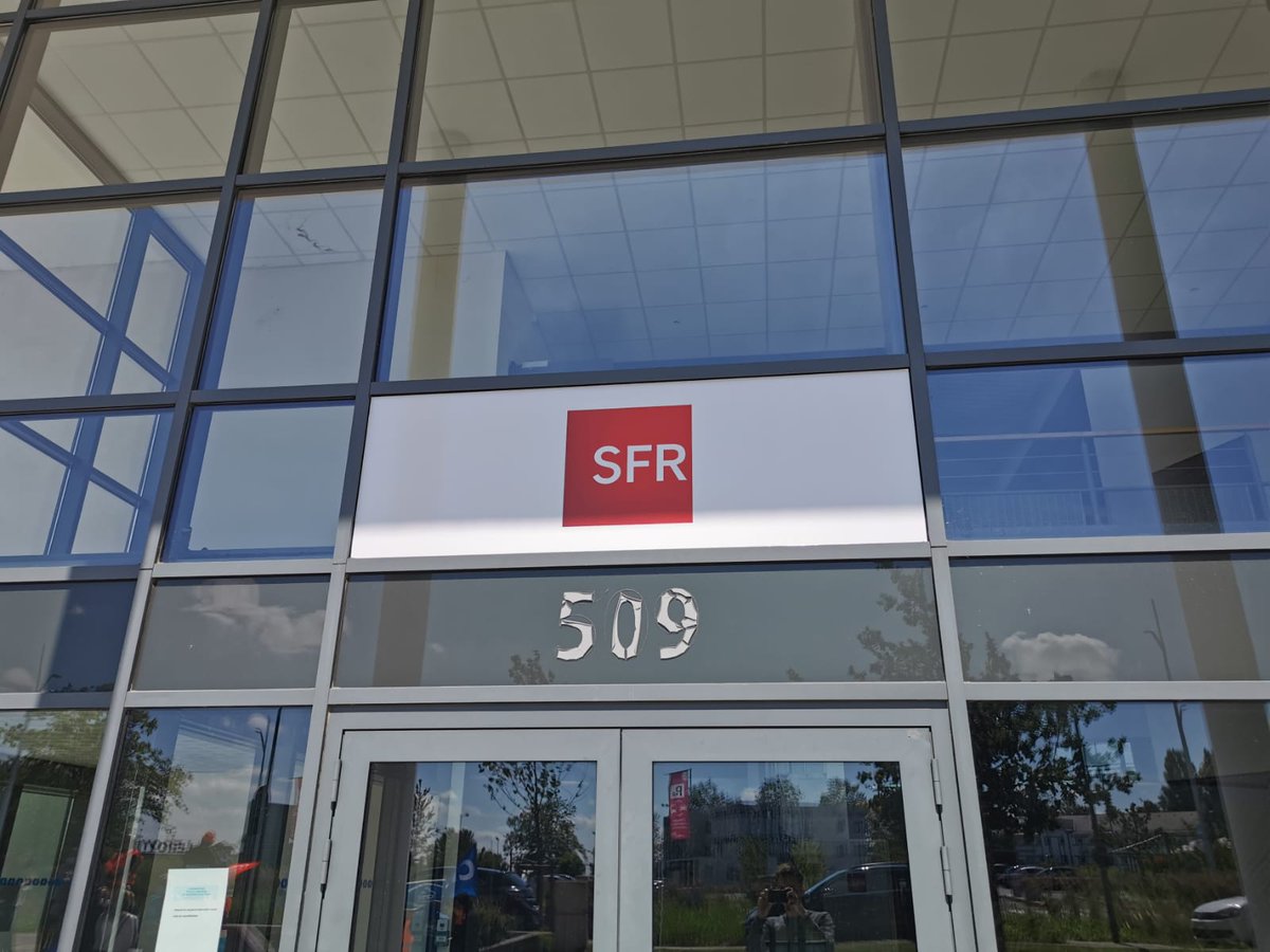 Avec <a href="/MattBrasseLH/">Matthieu Brasse</a> et <a href="/V_Beregovoy/">V_Bérégovoy</a> nous sommes allés aux côtés des salariés de SFR-Altice à Isneauville qui luttent contre des suppressions de postes. L'entreprise gagne des abonnés et est bénéficiaire ! Nous avons besoin que la #Normandie protège les emplois des Normands !
