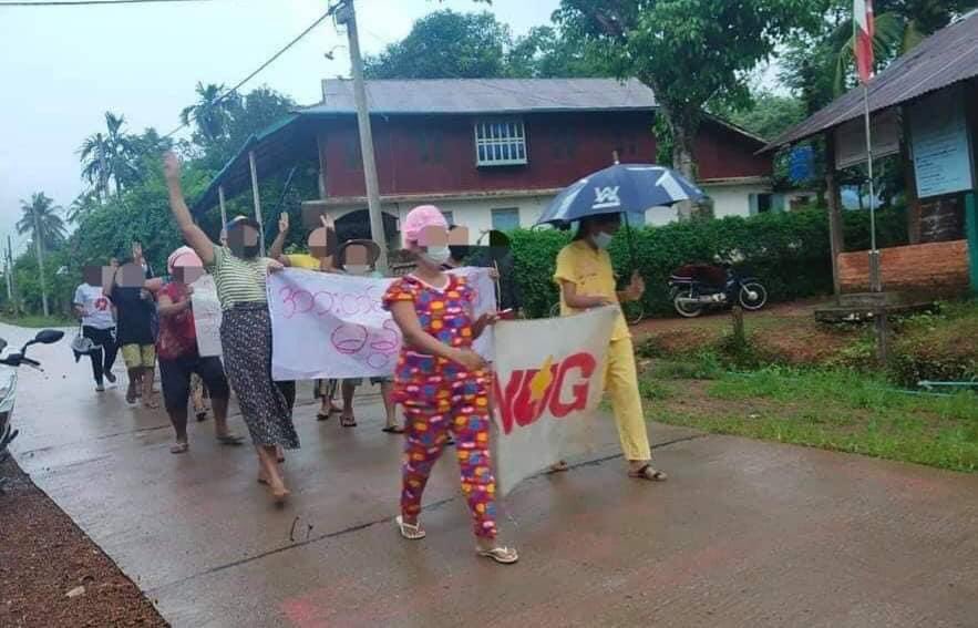 An anti-military protest took place on June 24 in Laythunkhan village, Launglon Township, the hometown of Colonel Ba Htoo.
#AuspiceRefugees #WhatsHappeningInMyanmar #June24Coup #MilkTeaAlliance