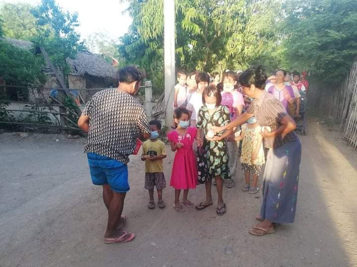 kay_aprilnyein's tweet photo. Villagers staged a protest against the military dictatorship as the 79th evening strike on the other side of Monywa in this evening.

#AuspiceRefugees
#June24Coup
#WhatsHappeningInMyanmar https://t.co/JpMmBsg1o7