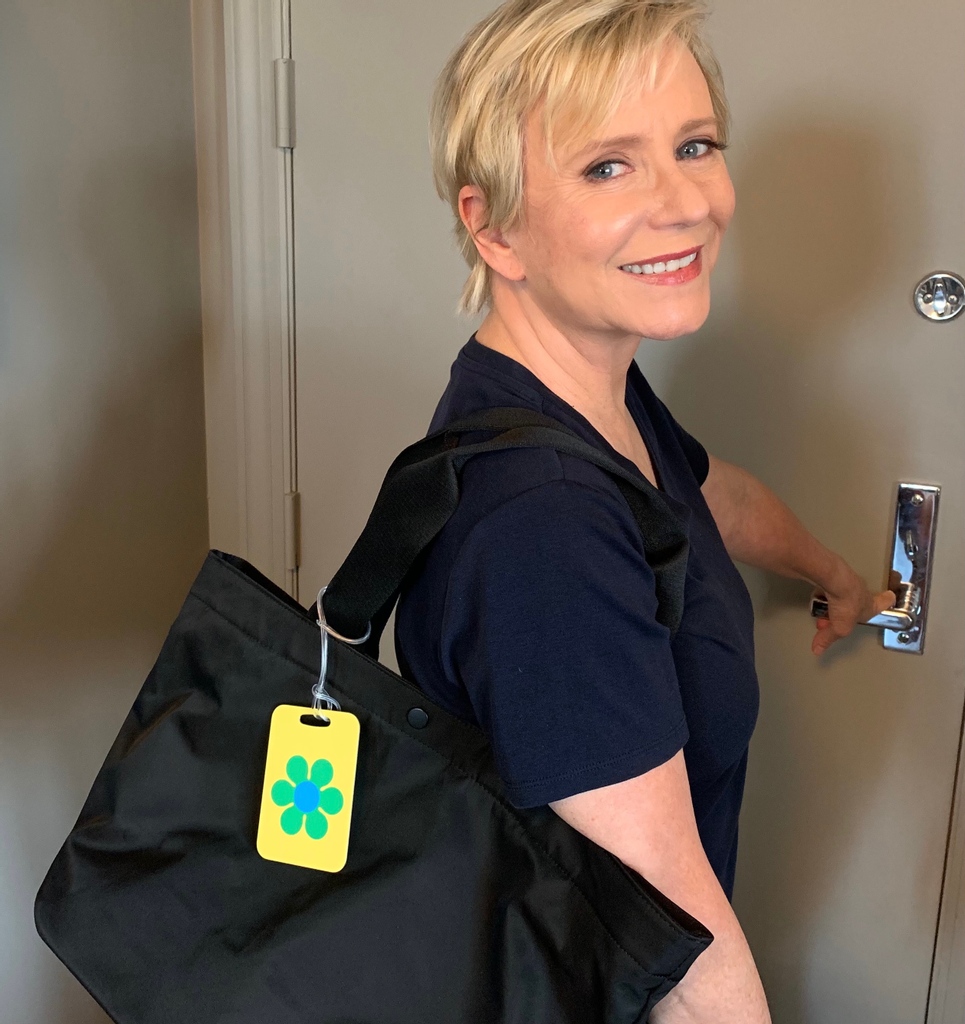 Therealeveplumb's tweet photo. Heading out the door but my PlumbGoods Daisy Collection Bag Tag will keep my spirits bright!

https://t.co/1fXSMluBaB

#plumbgoods #eveplumb #daisy #HGTV #bradybunch #janbrady #onlineshopping #coffee #design #funproducts #yellow #travel https://t.co/Nm36fcG4Vg