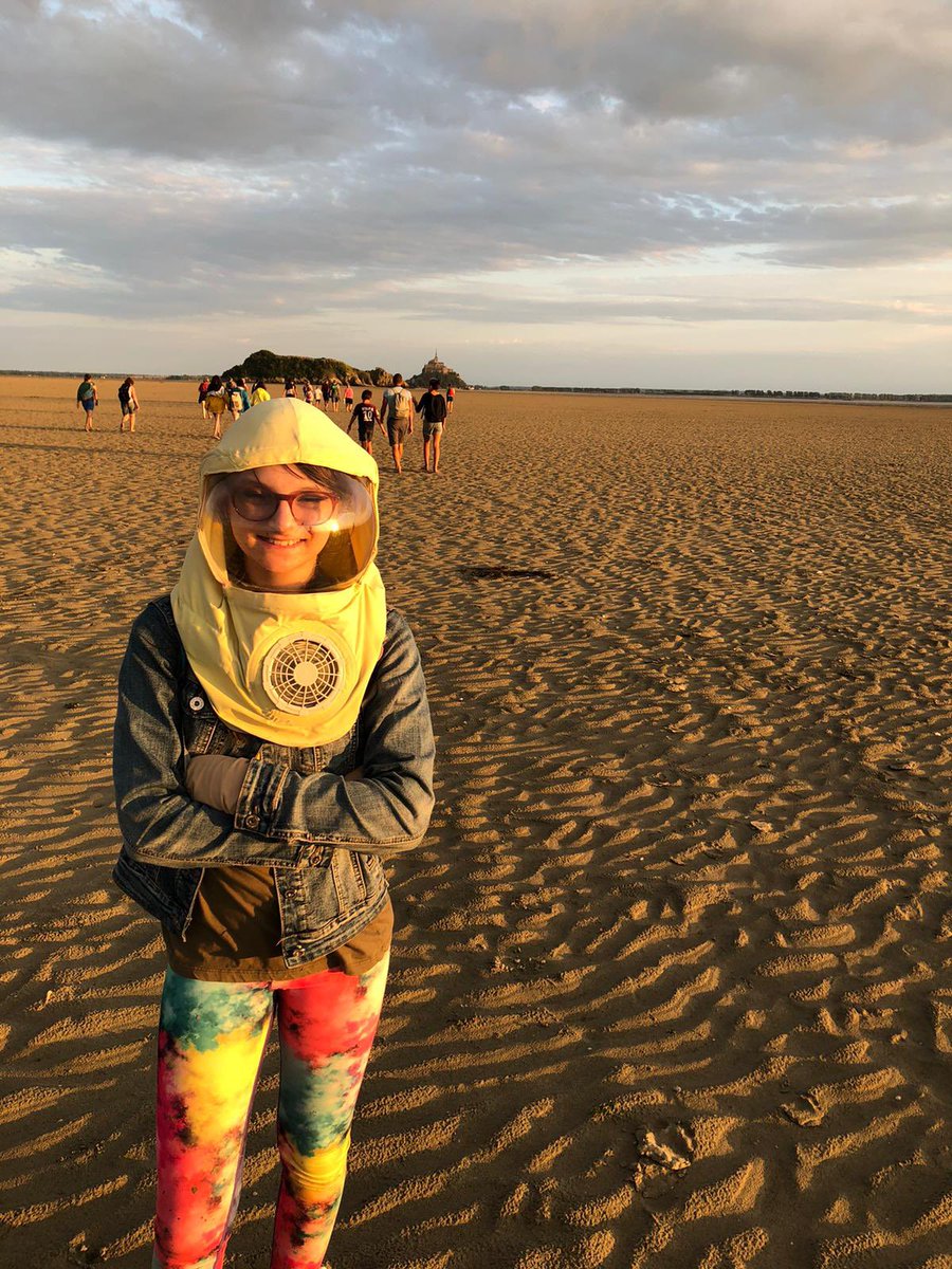 EDLLFrance_Off's tweet image. Bonjour @Thom_astro Je m’appelle Olympe et je suis une enfant de la lune. Dès que je sors, je dois mettre une protection anti UV qui ressemble vraiment à ton casque. Il n’y a pas une journée où on ne me fait pas la blague : « T’es déguisée en cosmonaute ? »